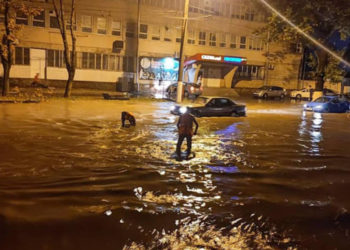 Ploaia face victime în Capitală. Un bărbat zace într-o baltă de apă