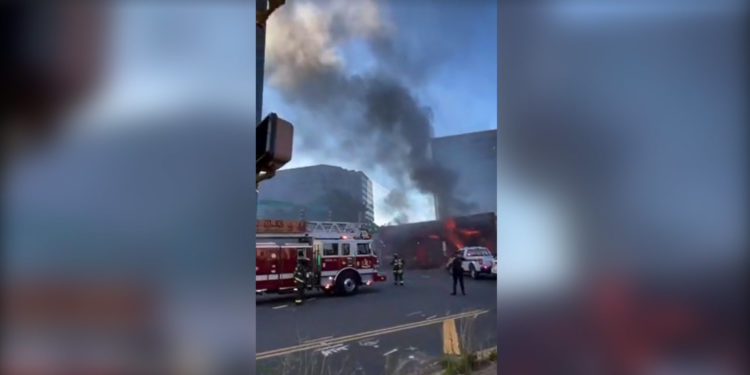 Автомобиль въехал в паб в пригороде Вашингтона, 14 человек пострадали