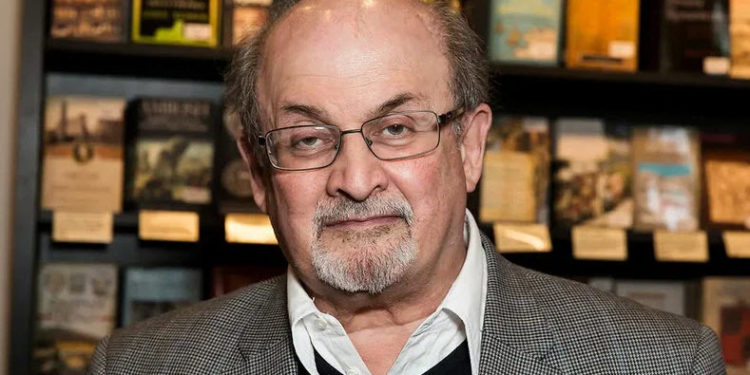 Салмана Рушди, раненного при покушении, подключили к ИВЛ. Писатель может лишиться глаза