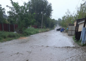 Сегодняшние ливни прошли без серьезных последствий для Кишинева, но не для регионов. Тем временем в столице устраняли ущерб, нанесенный недавним ураганом | VIDEO