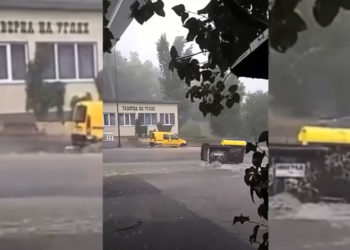 Бури на территории всей Украины. В Одессе множество улиц затоплены, вода унесла сорванные с мест сильным ветром мусорные баки | VIDEO