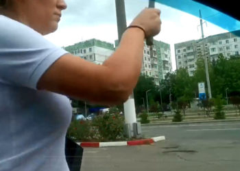 В Кишиневе во время конфликта на заправке женщина монтировкой разбила зеркала у автомобиля, за рулем которого находилась другая дама. Происшествие было заснято на видео