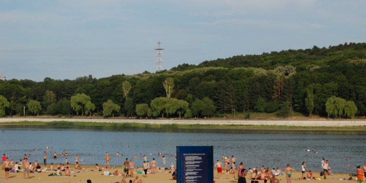O femeie, la un pas de înec în lacul din parcul „Valea Morilor”