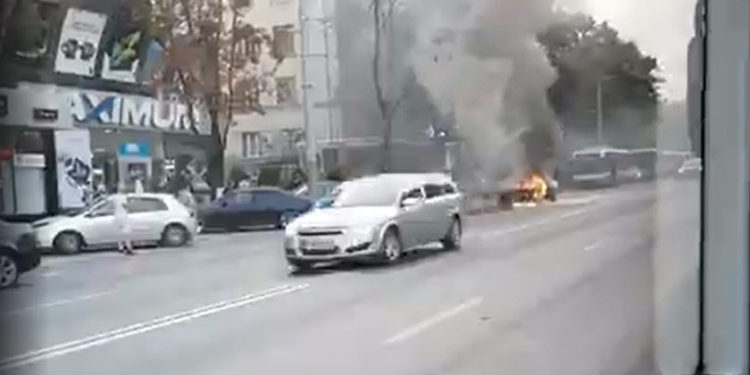 O mașină a luat foc chiar pe bulevardul Ștefan cel Mare din centrul capitalei: Imagini, surprinse de șoferii din trafic | VIDEO