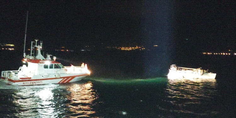 Следовавший из России танкер столкнулся с катером в проливе Дарданеллы