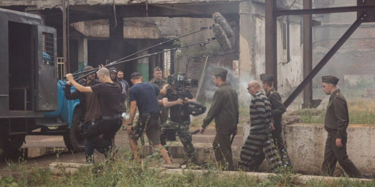 Продюсер сериала «Чикатило» получил пять с половиной лет колонии. Он заплатил полицейским, чтобы они перекрыли улицы в Москве для съемок