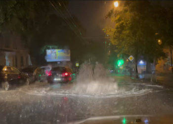 Ploaie „naște” havuzuri în capitală. Fântâni arteziene s-au ivit în inima Chișinăului | VIDEO