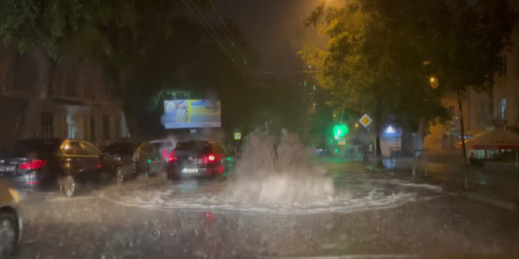 Ploaie „naște” havuzuri în capitală. Fântâni arteziene s-au ivit în inima Chișinăului | VIDEO