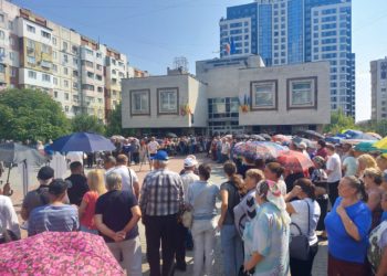 Magistrații decid soarta Marinei Tauber, în timp ce simpatizanții deputatei protestează în fața Judecătoriei Ciocana | VIDEO