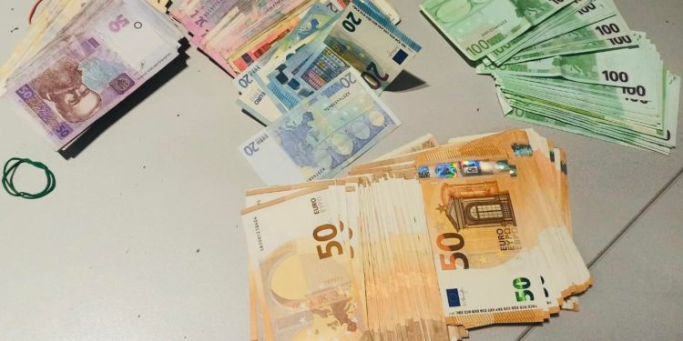 A încercat să transporte ilegal valută prin AIC, dar s-a ales cu amendă și fără mijloacele financiare nedeclarate oamenilor legii