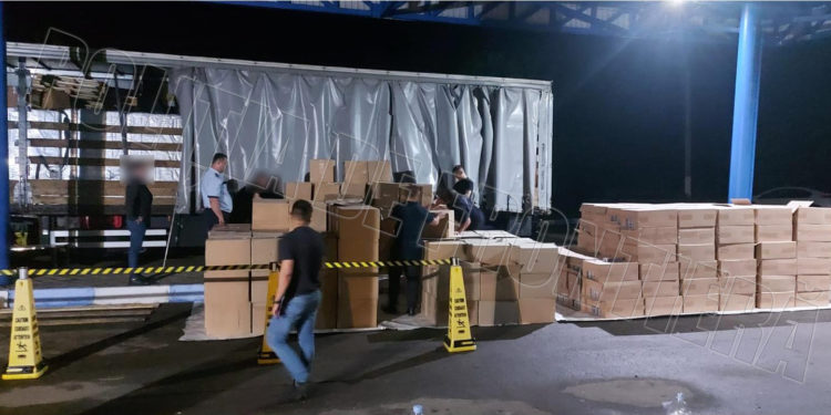 Peste 3,8 milioane de țigări, camuflate într-o remorcă, au fost ridicate la Vulcănești, la ieșirea din țară, spre Ucraina