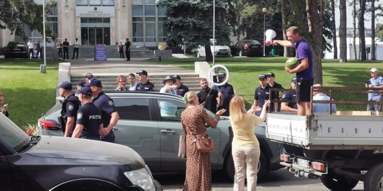 Protest cu pepeni verzi la Guvern. „Penalul” Rizea, reținut de polițiști