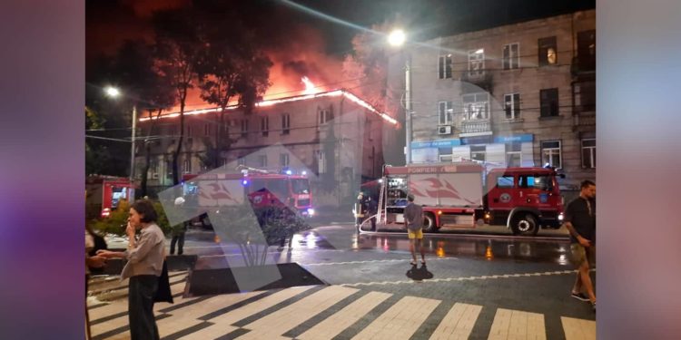 Un incendiu de proporții a izbucnic în timpul furtunii din această seară (VIDEO)