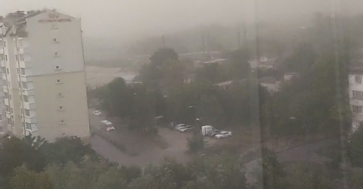 Natura s-a dezlănțuit! Plouă cu grindină în mai multe sectoare din Capitală