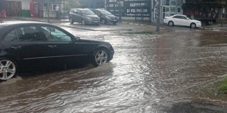 Prăpăd în Capitală! Mai multe străzi – transformate în râuri