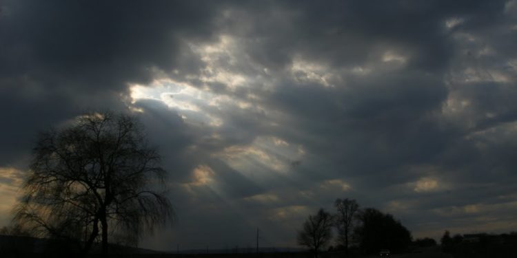 Averse însoţite de descărcări electrice în toată țara: Prognoza meteo pentru astăzi