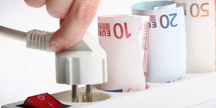 Prețul energiei electrice în Europa a depășit pentru prima dată pragul de 500 de euro pentru un Megawatt-oră