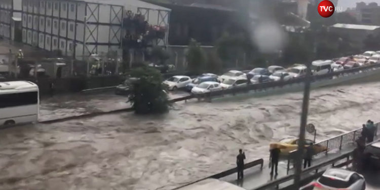 В Стамбуле ливень парализовал движение и подтопил первые этажи зданий