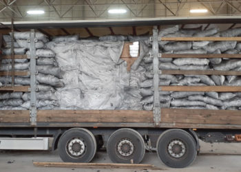 На КПП в Костештах изъяты шесть миллионов сигарет, которые были спрятаны среди древесного угля | VIDEO