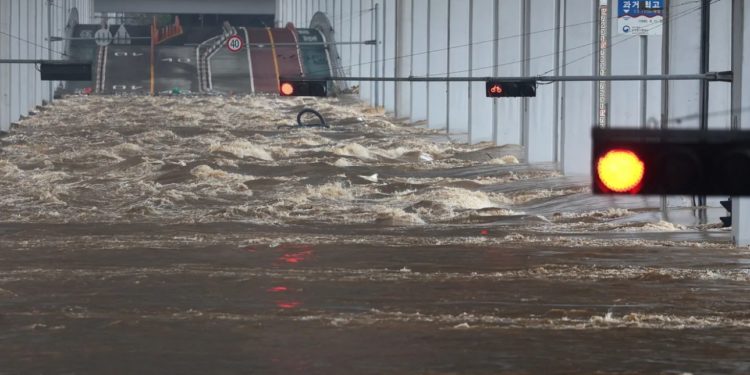 В Сеуле прошли сильнейшие за 80 лет ливни. Вот как выглядят их последствия
