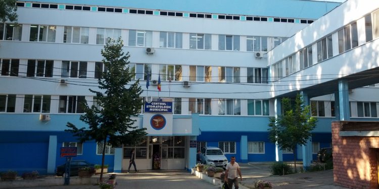 Rugămintea să-și pună masca l-a scos din sărite: Un pacient a stricat ușa din sticlă a unei stomatologii din capitală