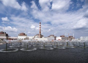 Запорожскую АЭС обстреляли несколько раз за день. Подконтрольные России власти Запорожской области заявили о «прилетах» в районе хранилища радиоактивных веществ