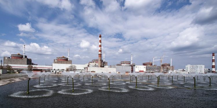 Запорожскую АЭС обстреляли несколько раз за день. Подконтрольные России власти Запорожской области заявили о «прилетах» в районе хранилища радиоактивных веществ