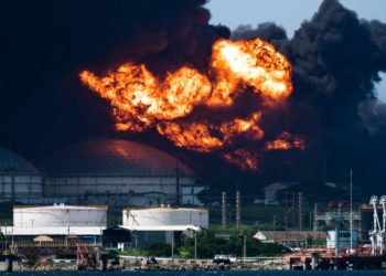 На Кубе горит крупная нефтебаза: 120 пострадавших