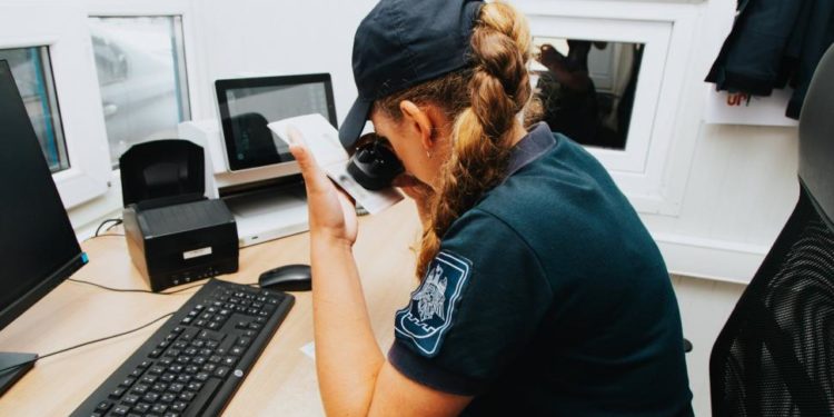 O tânără șoferiță, identificată la frontieră cu un permis de conducere falsificat