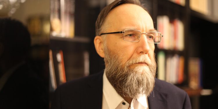 Политолог Александр Дугин попал в больницу после подрыва машины дочери