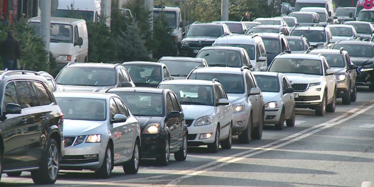 Repetiții și ambuteiaje în capitală, în ajun de Ziua Independenței: Cum reacționează chișinăuienii la dificultățile create în trafic | VIDEO