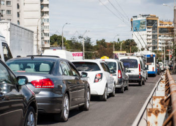 „Să se facă în timpul nopții, pentru a nu afecta direct circulația”. Chișinăuienii spun că autoritățile capitalei trebuie să rezolve problema ambuteiajelor
