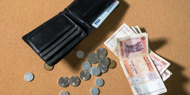 În 2021, moldovenii au ridicat salarii medii în valoare de aproape 9 mii lei. În ce domenii se câștigă cei mai mulți bani