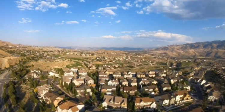 O femeie a vrut să cumpere o casă și s-a trezit proprietară a unui întreg orășel din cauza unei erori