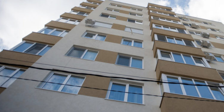 Un băiat de 15 ani, transportat la spital, după ce a alunecat și a căzut de la etajul 9 al unui bloc de locuit