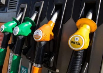 Motorina mai scumpă, iar benzina mai ieftină! Cât vor costa joi carburanții?