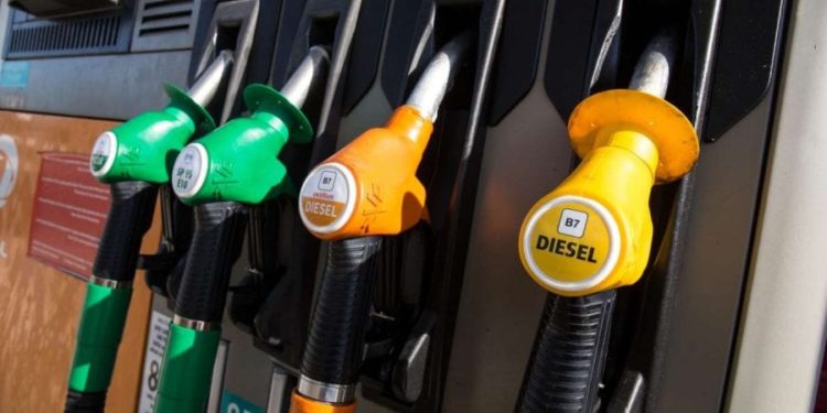 Motorina mai scumpă, iar benzina mai ieftină! Cât vor costa joi carburanții?