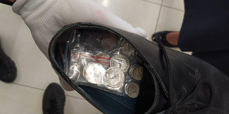 88 de monede de colecție, găsite în bagajul și încălțămintea unui bărbat