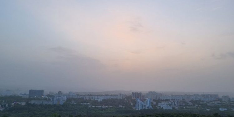 Un nor dens de praf a fost observat pe cerul de deasupra Chișinăului în seara de 23 august. Cum explică experții fenomenul | VIDEO