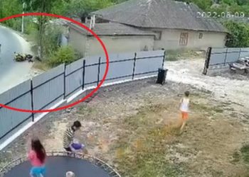 Un motociclist se zbate între viață și moarte, după ce s-a izbit cu capul de un copac, la Telenești