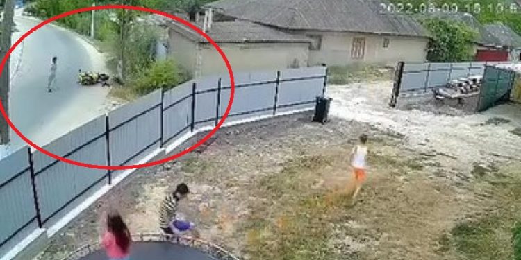 Un motociclist se zbate între viață și moarte, după ce s-a izbit cu capul de un copac, la Telenești