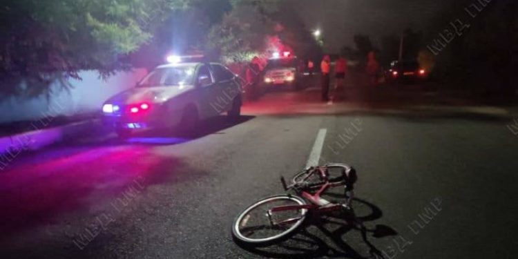 Un biciclist de 14 ani, în comă, iar un motocilist, în terapie intensivă cu splina ruptă, după un accident violent la Rîbnița