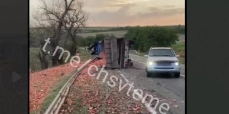 Accident cu patru răniți la Orhei. Un automobil s-a ciocnit cu un camion ce transporta mere