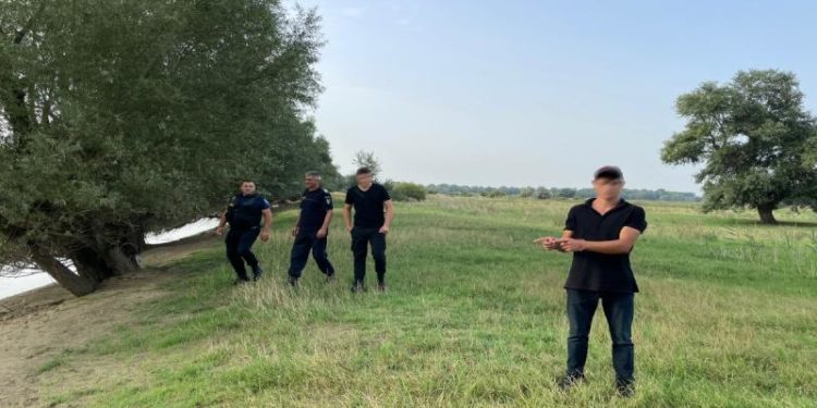 S-au pornit înotând în România pentru a-și căuta un loc de muncă: Un bărbat, reținut de polițiști
