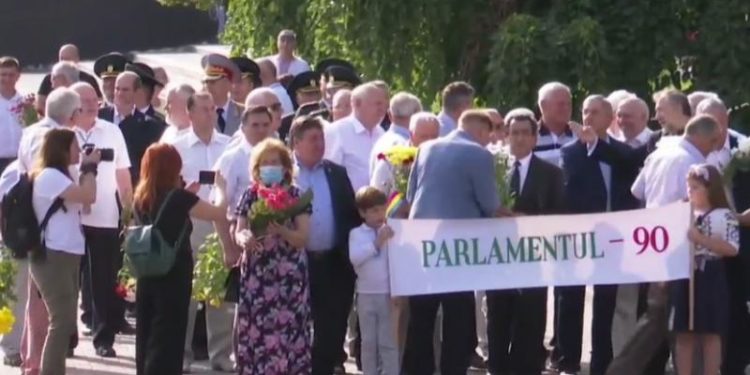 Primele persoane în stat, foști și actuali deputați și miniștri au depus flori la monumentul lui Ștefan cel Mare și Sfânt, la cea de-a 31-a aniversare a Zilei Independenței