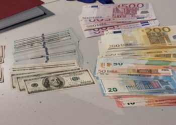 Таможенники в аэропорту изъяли у пассажирки незадекларированную валюту в размере 31 тыс. долларов и 2 тыс. евро | VIDEO