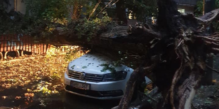 Dezastru cauzat de ploaie în toată țara. Un bărbat a decedat, mai multe persoane au fost rănite, iar zeci de localități au rămas fără electricitate | VIDEO