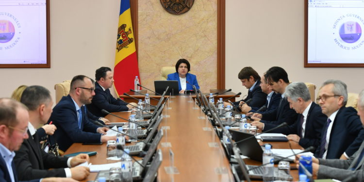 Lecții online sau lucru de la distanță – printre măsurile propuse de Guvern pentru reducerea consumului de energie electrică și gaze naturale