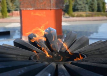 „A fost război, ecoul lui și-acum mai este viu”. De ziua eliberării Moldovei de ocupația fascistă, sute de oameni au comemorat ostașii căzuți pe câmpul de luptă | VIDEO