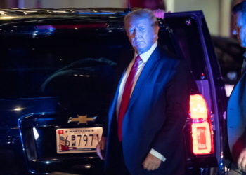 ФБР нашло в доме Трампа 11 комплектов секретных документов. По данным Politico, обыск провели по делу о нарушении закона о шпионаже
